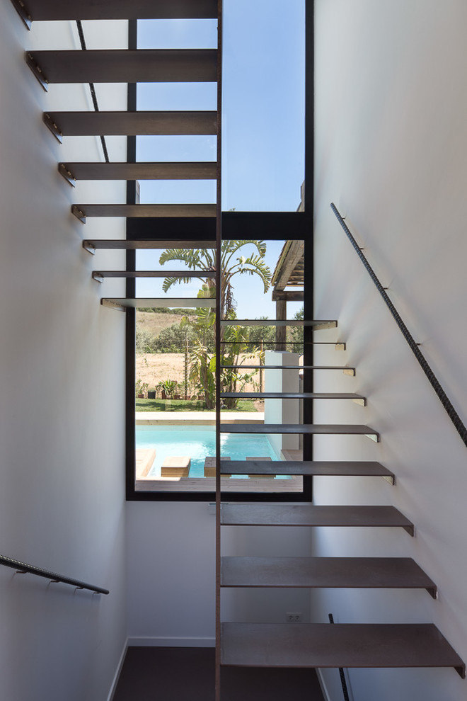 Стильный дизайн: п-образная лестница среднего размера в современном стиле с металлическими ступенями без подступенок - последний тренд