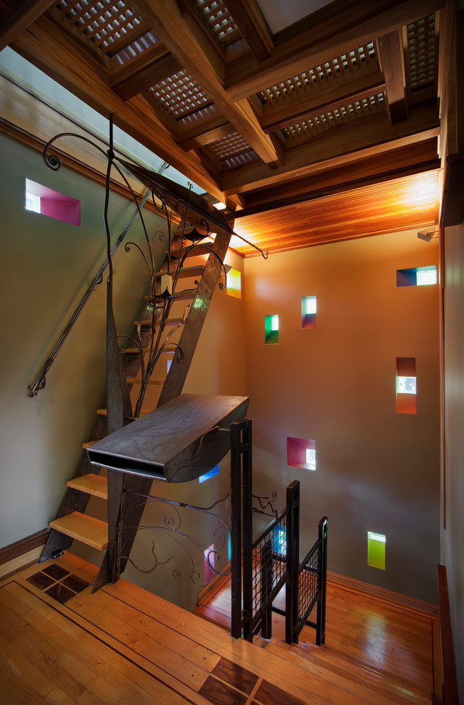Источник вдохновения для домашнего уюта: п-образная лестница в стиле фьюжн с деревянными ступенями