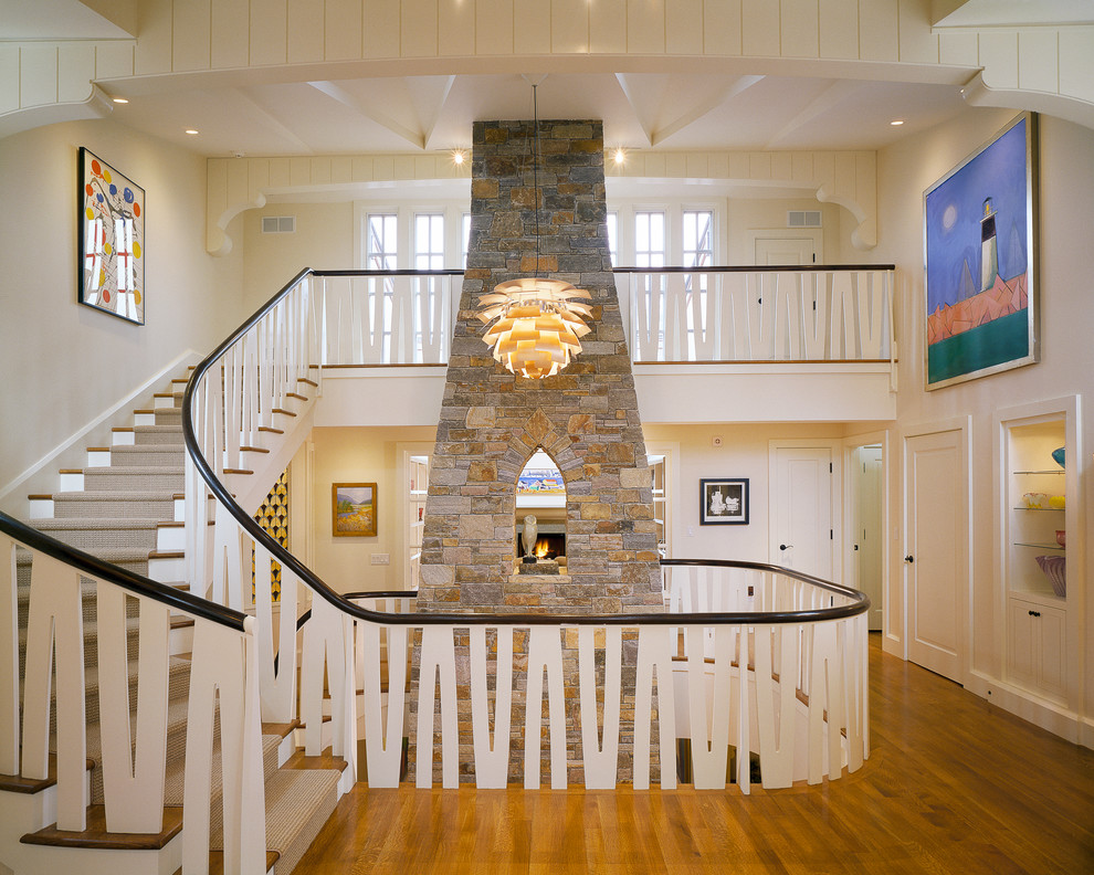 Свежая идея для дизайна: изогнутая лестница в современном стиле с деревянными ступенями - отличное фото интерьера