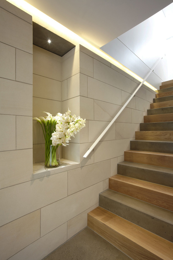 Idée de décoration pour un grand escalier droit minimaliste.