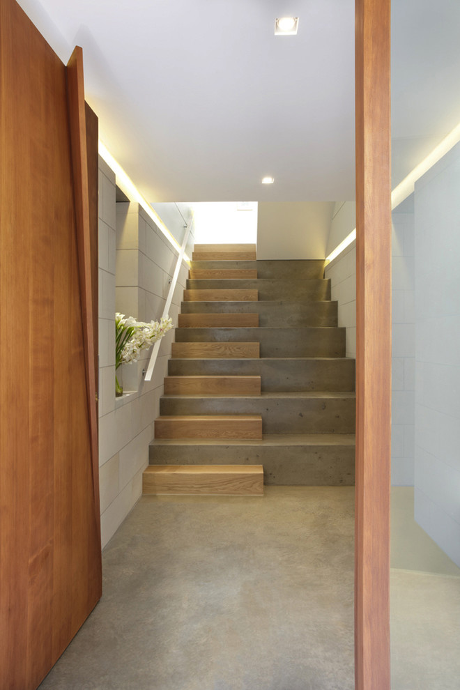 Свежая идея для дизайна: большая прямая лестница в стиле модернизм - отличное фото интерьера
