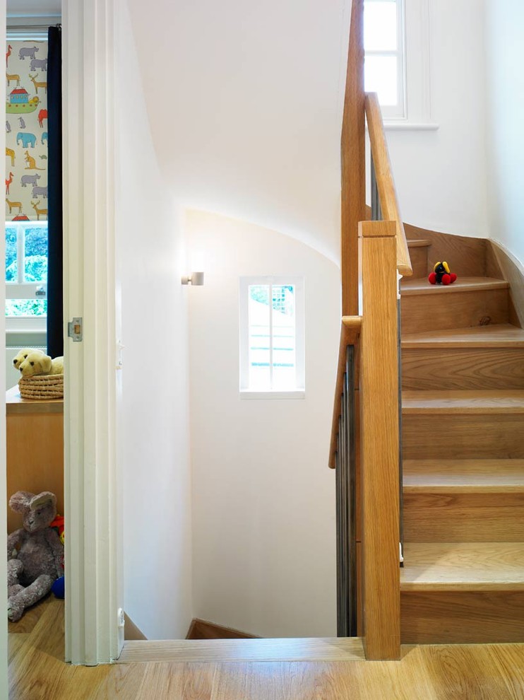 Diseño de escalera actual con escalones de madera y contrahuellas de madera