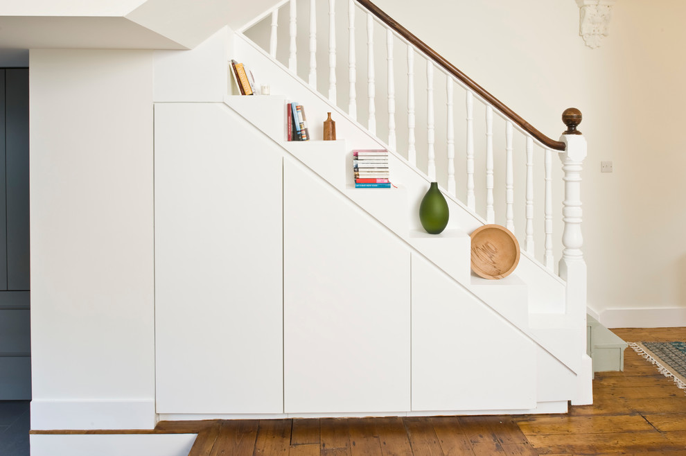 Пример оригинального дизайна: лестница в современном стиле с кладовкой или шкафом под ней