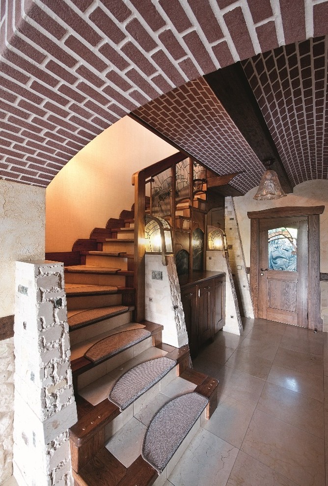 Immagine di una scala stile rurale con pedata in legno e alzata in legno
