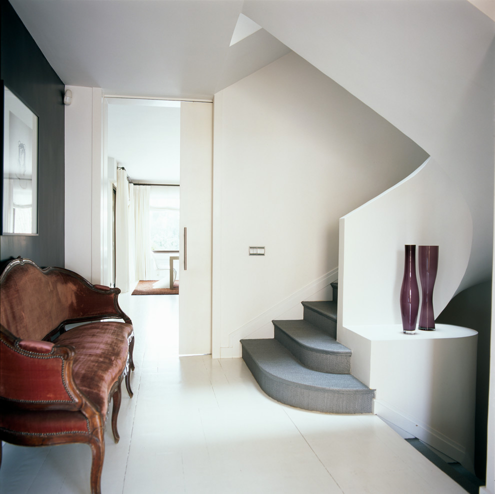 Ejemplo de escalera en U actual de tamaño medio con escalones de madera pintada y contrahuellas de madera pintada