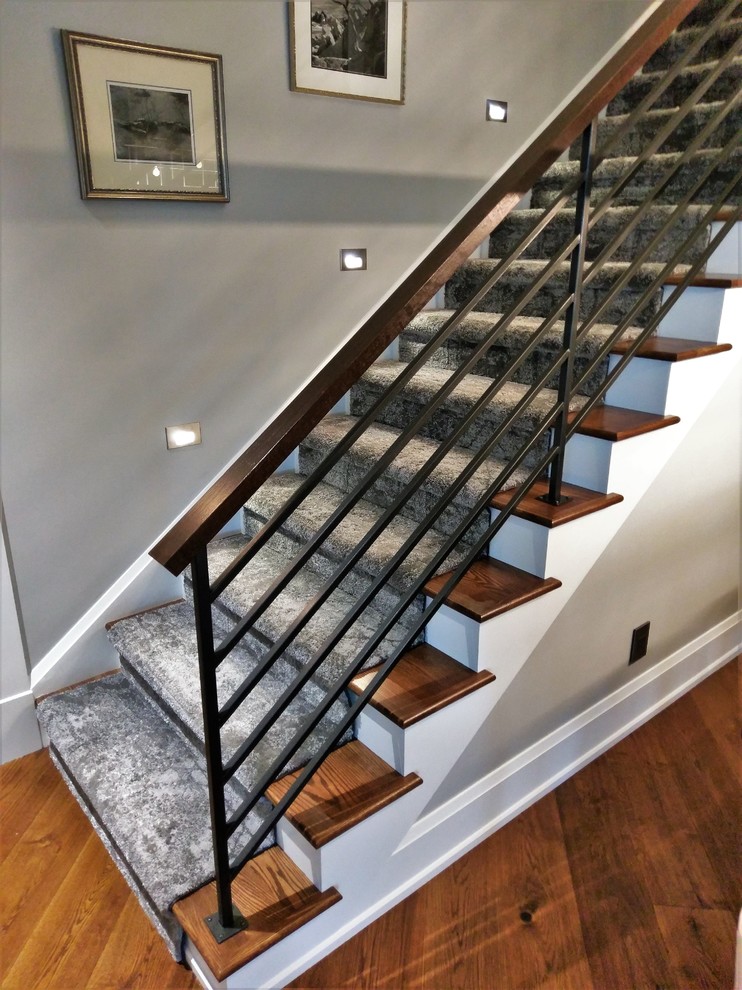 Ejemplo de escalera recta contemporánea de tamaño medio con escalones de madera, contrahuellas de madera pintada y barandilla de varios materiales