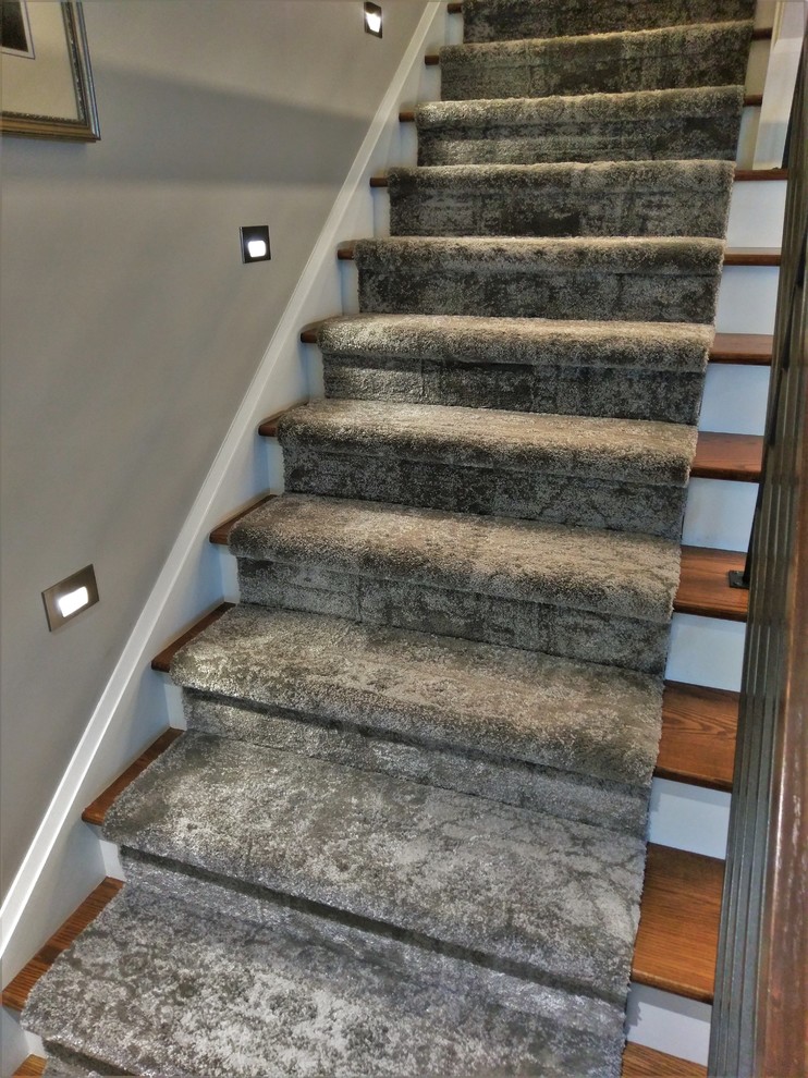 Imagen de escalera recta actual de tamaño medio con escalones de madera, contrahuellas de madera pintada y barandilla de metal
