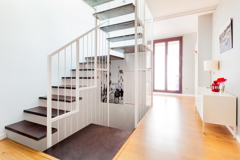 На фото: лестница на больцах, среднего размера в современном стиле с металлическими ступенями без подступенок