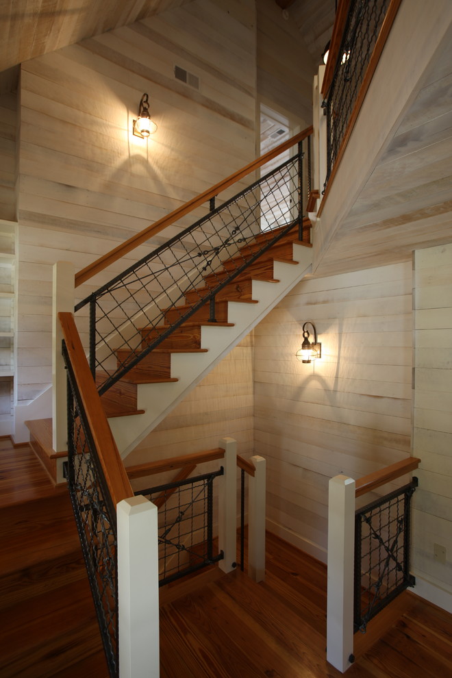 На фото: угловая деревянная лестница среднего размера в стиле кантри с деревянными ступенями