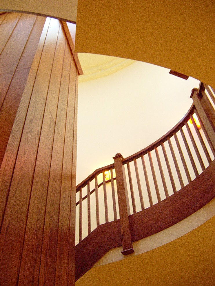 Modelo de escalera suspendida ecléctica extra grande con escalones de madera, contrahuellas de madera y barandilla de madera