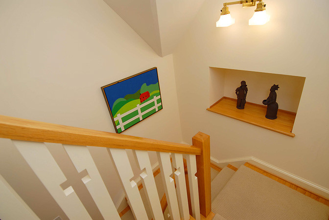Cette photo montre un escalier chic en U de taille moyenne avec des marches en moquette et des contremarches en moquette.