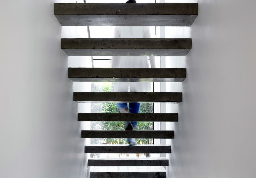 На фото: лестница на больцах в стиле модернизм без подступенок с