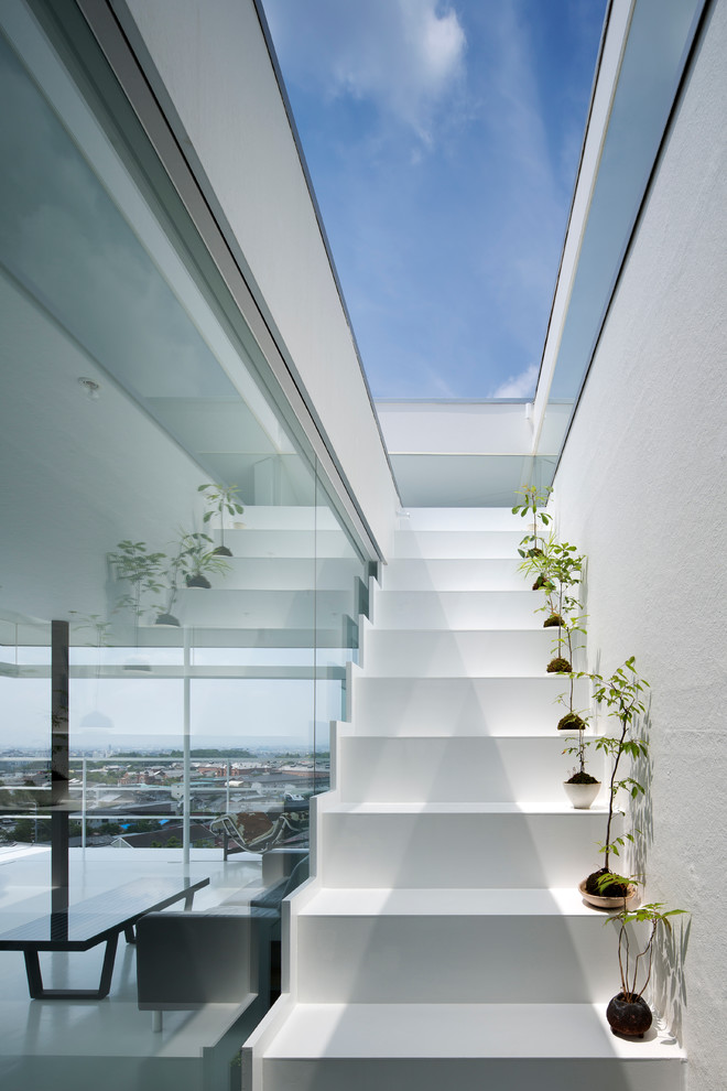 Imagen de escalera exterior actual con escalones de acrílico