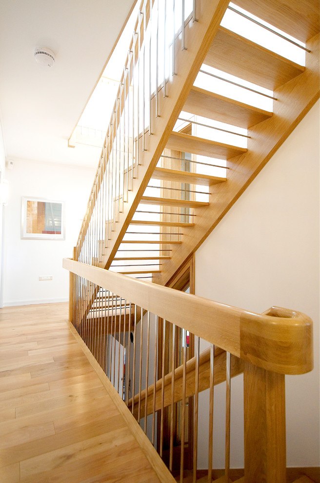Diseño de escalera recta contemporánea grande sin contrahuella con escalones de madera