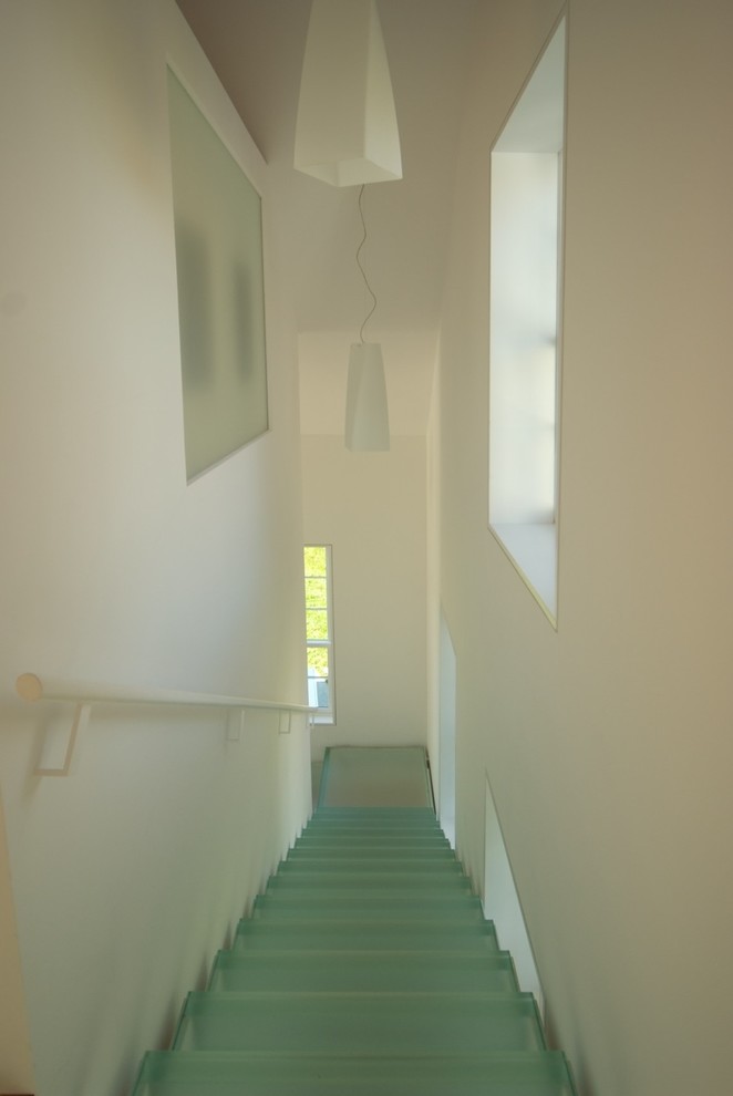 На фото: лестница в современном стиле с стеклянными ступенями с