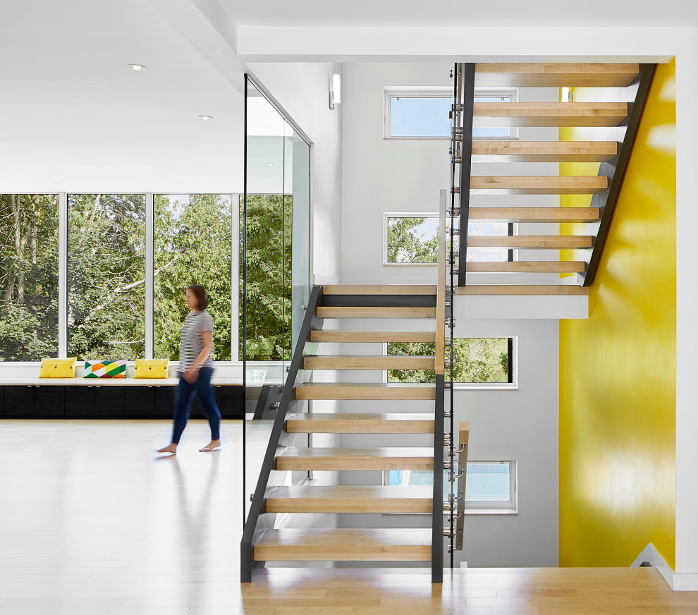 Diseño de escalera en U tradicional renovada grande sin contrahuella con escalones de madera y barandilla de vidrio