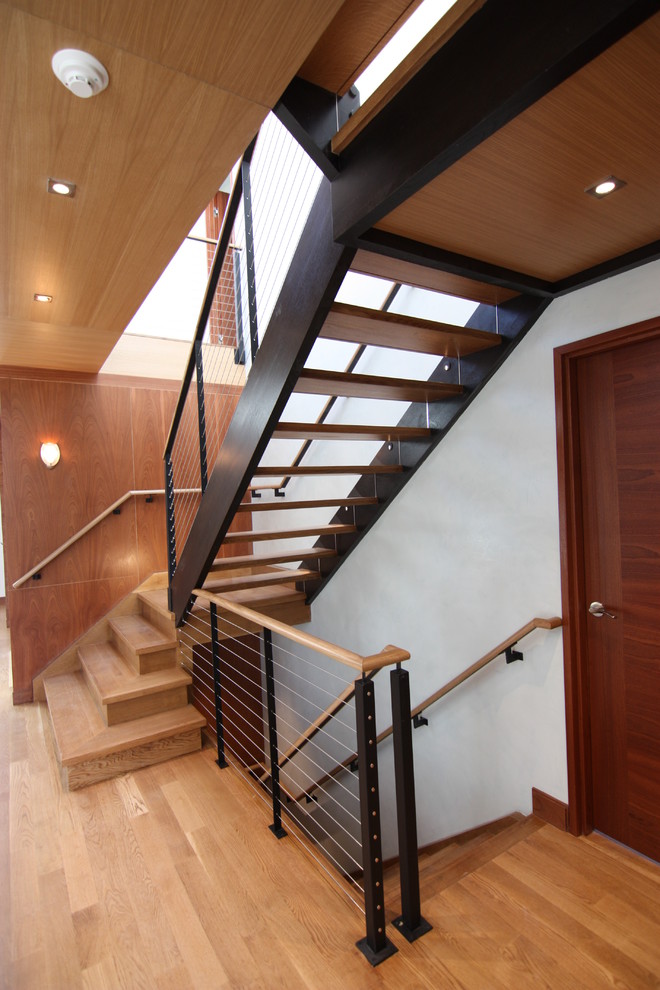 Große Moderne Holztreppe in U-Form mit Glas-Setzstufen und Drahtgeländer in New York