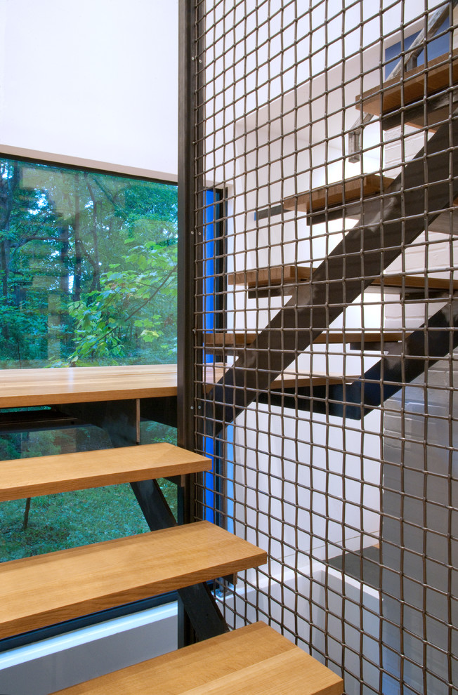 Diseño de escalera minimalista sin contrahuella con escalones de madera