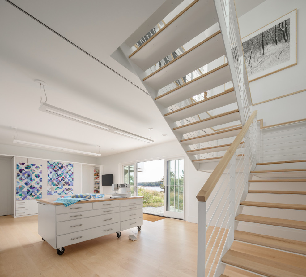 Источник вдохновения для домашнего уюта: п-образная металлическая лестница в стиле модернизм с деревянными ступенями и перилами из смешанных материалов