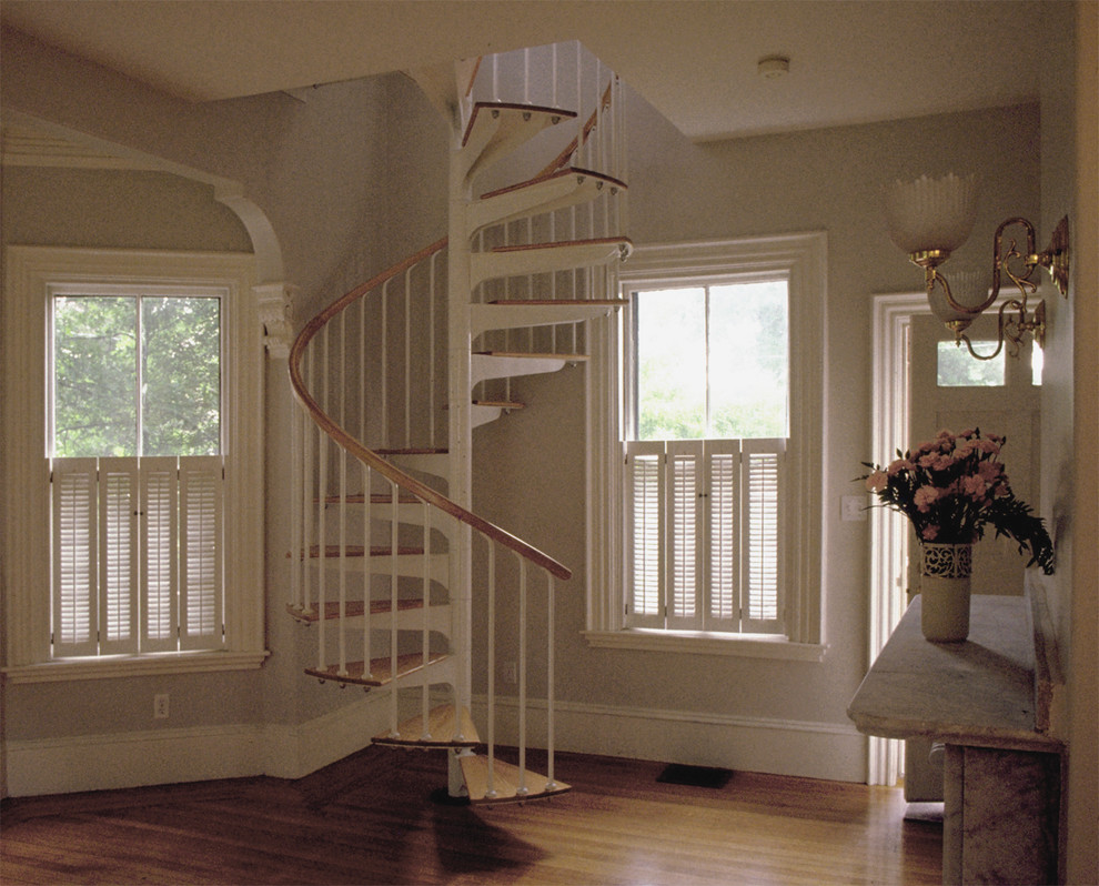На фото: маленькая винтовая лестница в классическом стиле для на участке и в саду с