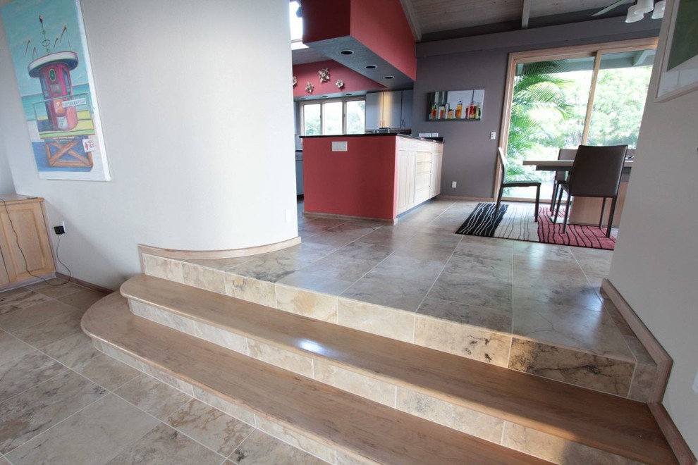 Foto de escalera recta marinera pequeña con escalones de madera y contrahuellas con baldosas y/o azulejos