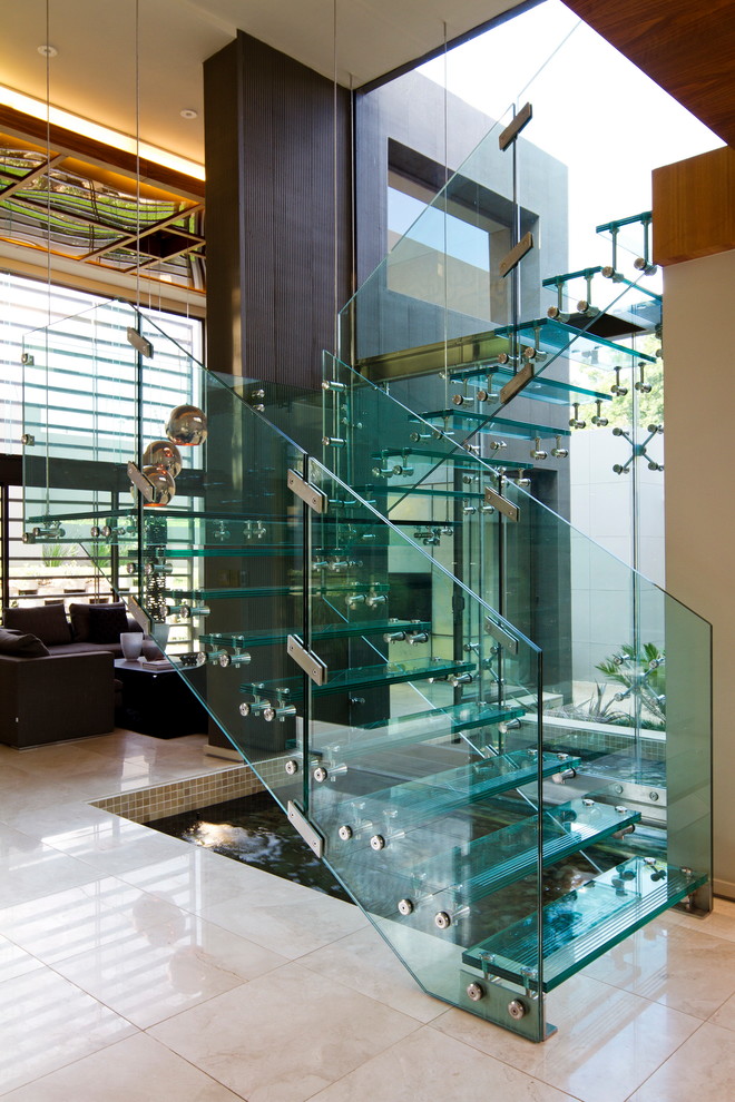 Bild på en stor funkis flytande trappa i glas, med öppna sättsteg