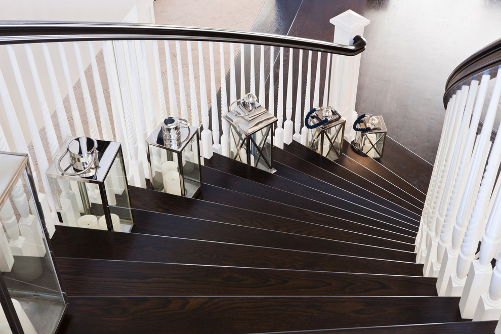 クリーブランドにある巨大なコンテンポラリースタイルのおしゃれな階段の写真