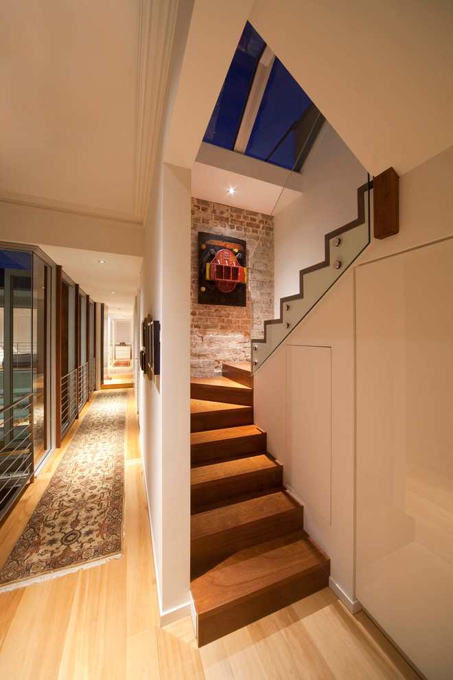 Imagen de escalera en U, actual, con escalones de madera y contrahuellas de madera