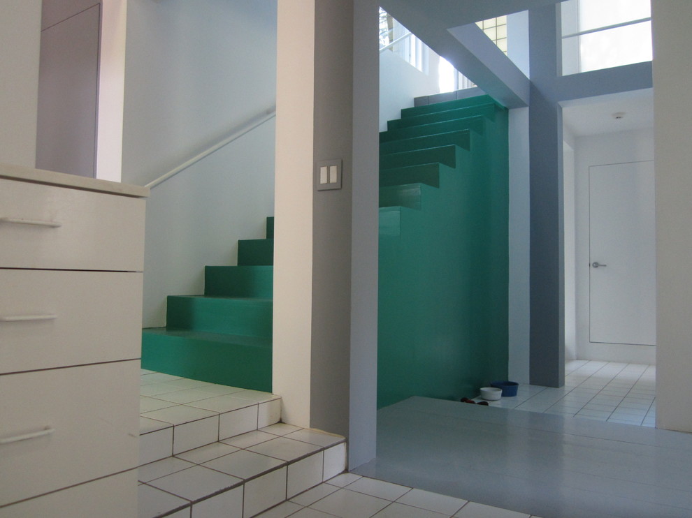 Cette image montre un petit escalier minimaliste.