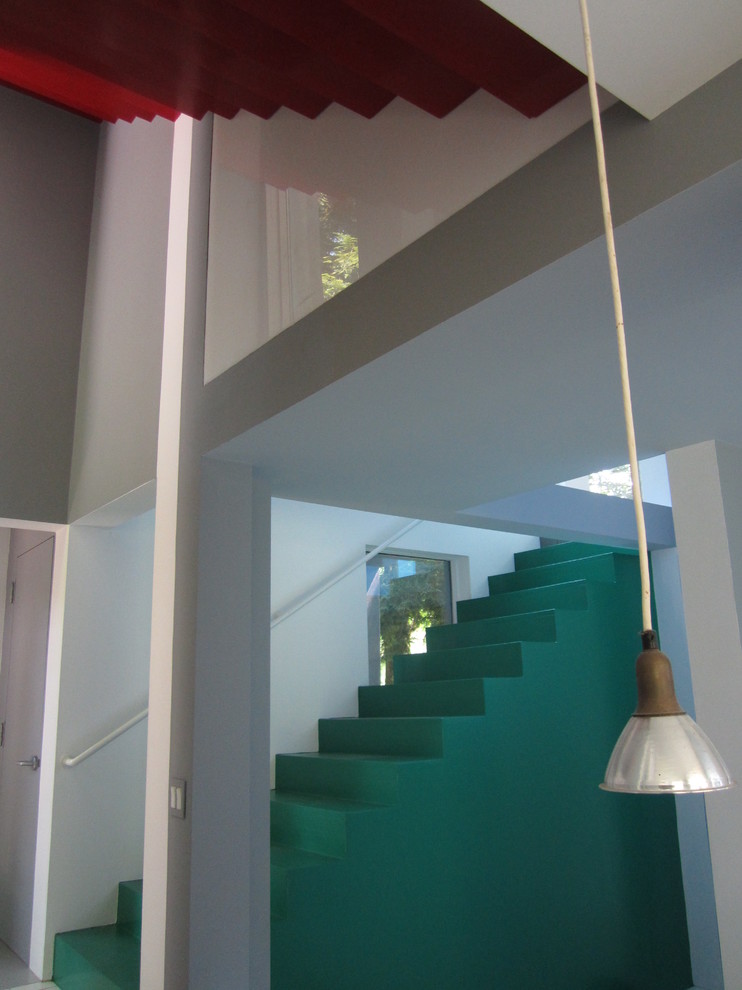 На фото: маленькая лестница в стиле модернизм для на участке и в саду