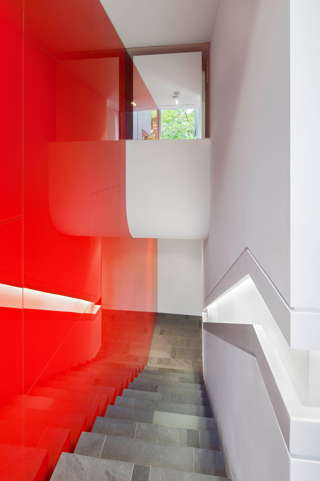 Imagen de escalera recta minimalista de tamaño medio con escalones con baldosas y contrahuellas con baldosas y/o azulejos
