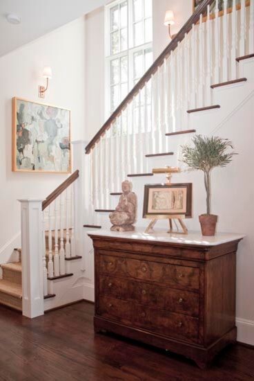 Пример оригинального дизайна: большая угловая лестница в восточном стиле с ступенями с ковровым покрытием, ковровыми подступенками и деревянными перилами