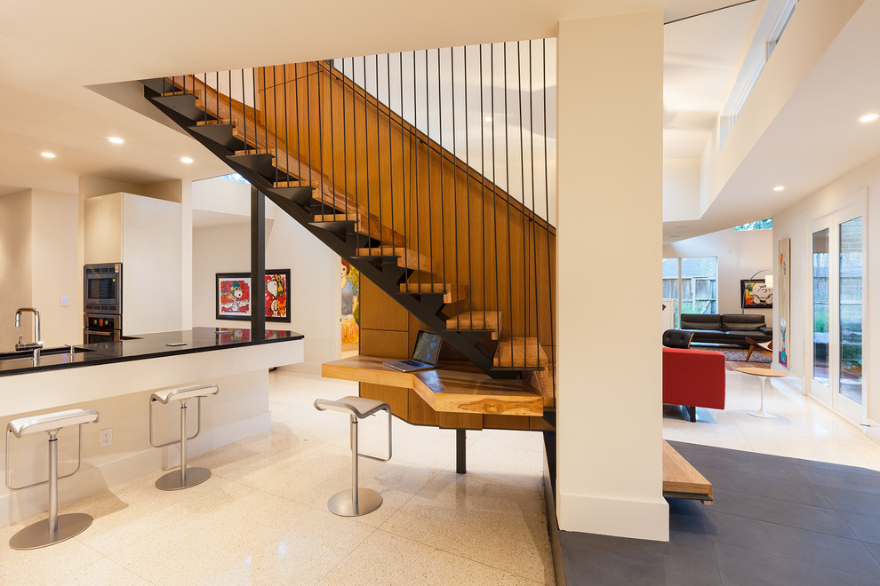 Идея дизайна: большая прямая лестница в современном стиле с деревянными ступенями без подступенок