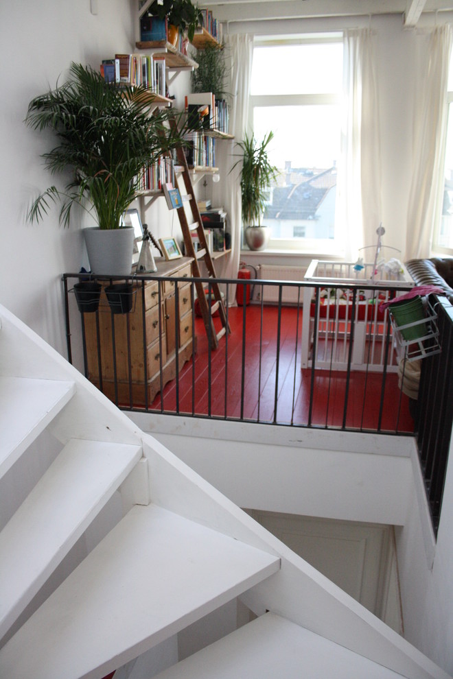 Свежая идея для дизайна: лестница в стиле фьюжн - отличное фото интерьера