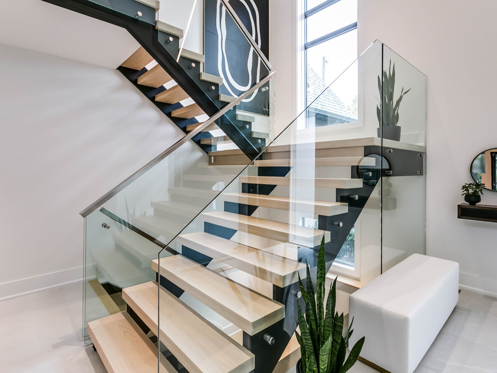 Imagen de escalera en U actual de tamaño medio sin contrahuella con escalones de madera y barandilla de vidrio