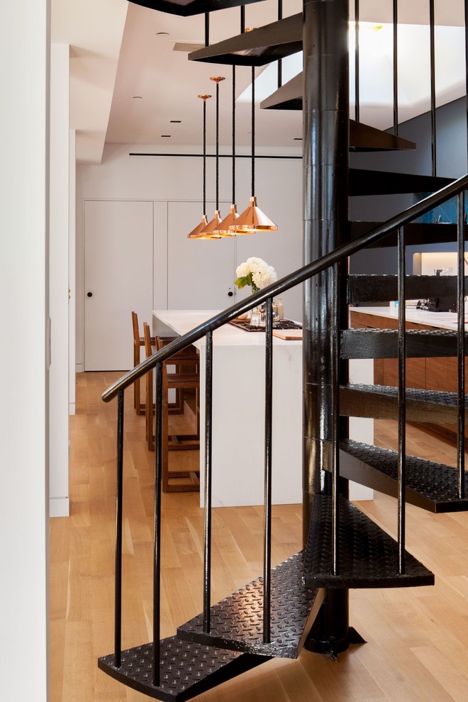 Foto de escalera de caracol contemporánea de tamaño medio sin contrahuella con escalones de metal y barandilla de metal