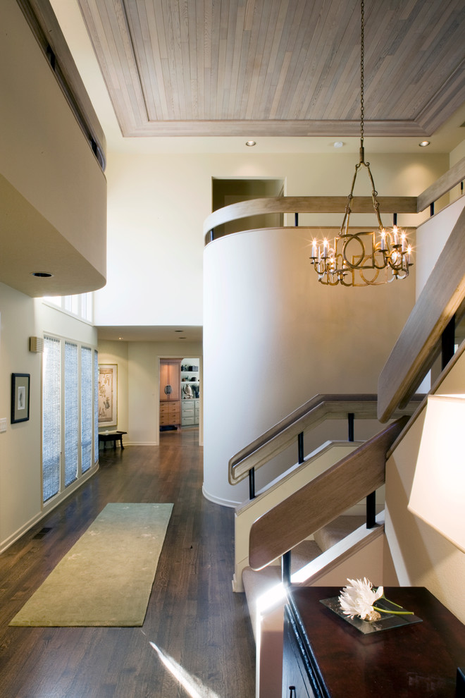 Идея дизайна: лестница в стиле неоклассика (современная классика) с ступенями с ковровым покрытием и ковровыми подступенками
