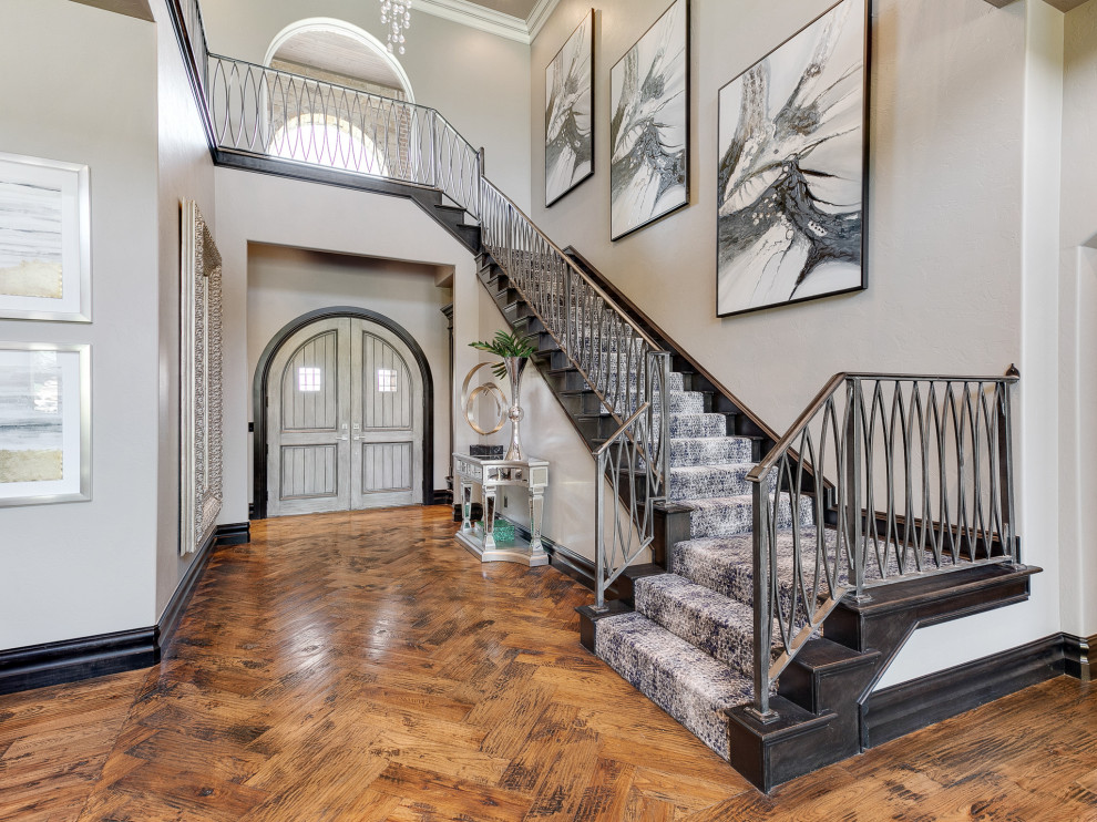 Traditional wood l-shaped metal railing staircase in Oklahoma City with wood risers.