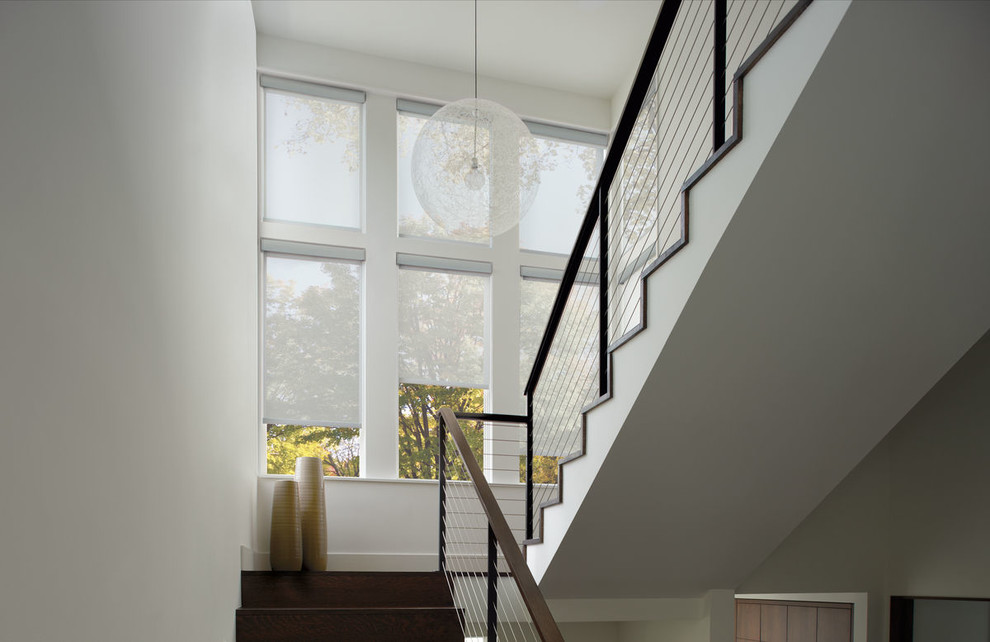Пример оригинального дизайна: п-образная деревянная лестница среднего размера в современном стиле с деревянными ступенями и перилами из тросов