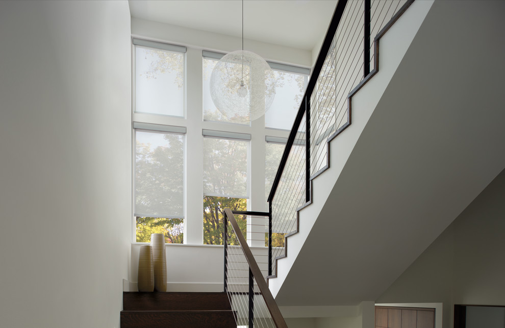 Идея дизайна: прямая деревянная лестница среднего размера в стиле неоклассика (современная классика) с деревянными ступенями