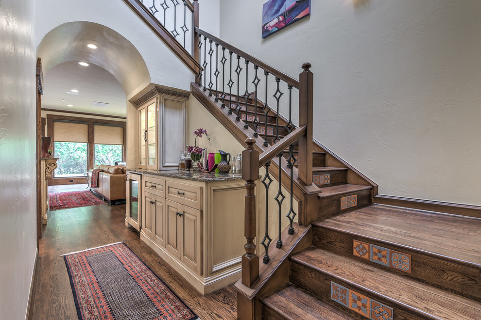 Источник вдохновения для домашнего уюта: п-образная деревянная лестница среднего размера в стиле фьюжн с деревянными ступенями и перилами из смешанных материалов