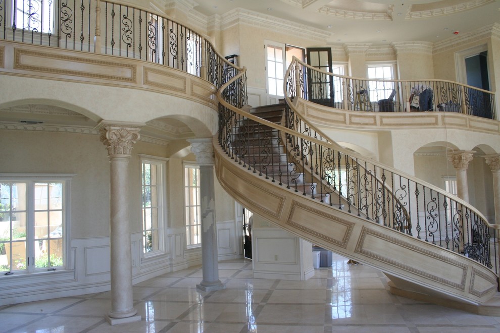 На фото: лестница в средиземноморском стиле с
