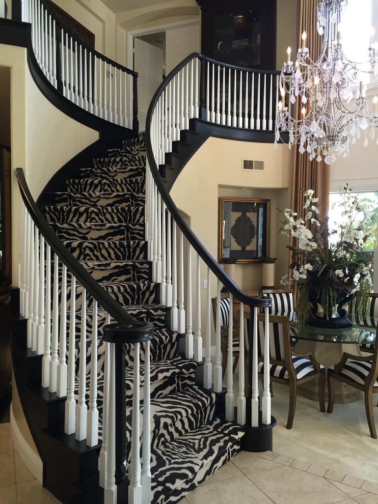 Gewendeltes, Großes Modernes Treppengeländer Holz mit Teppich-Treppenstufen und Teppich-Setzstufen in Orange County