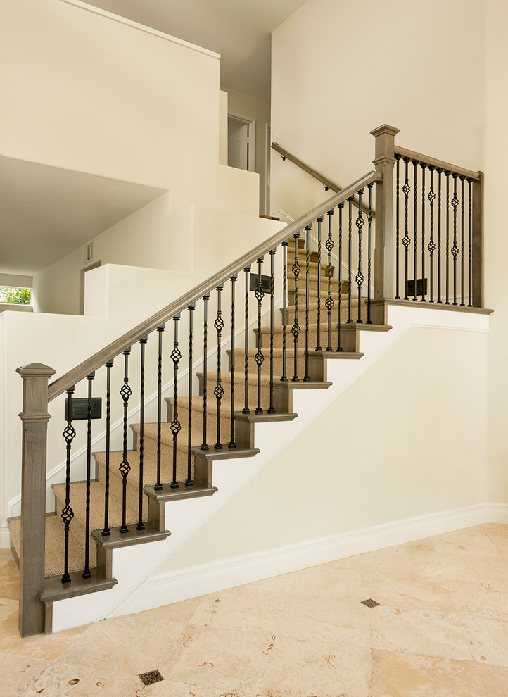 Idées déco pour un escalier classique en L de taille moyenne avec des marches en bois et des contremarches en moquette.