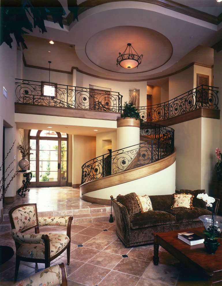 Стильный дизайн: винтовая лестница среднего размера в средиземноморском стиле с ступенями с ковровым покрытием и ковровыми подступенками - последний тренд
