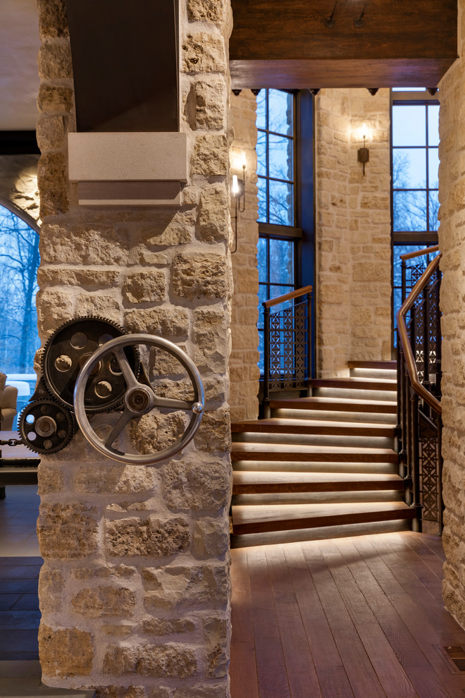 На фото: винтовая лестница в классическом стиле с металлическими перилами с