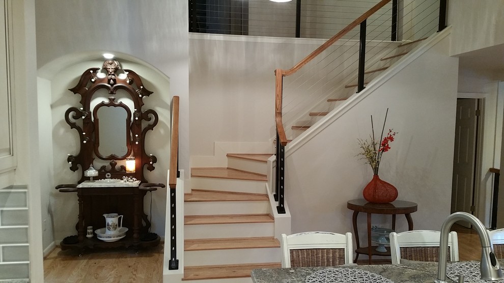 На фото: деревянная лестница в стиле неоклассика (современная классика) с деревянными ступенями