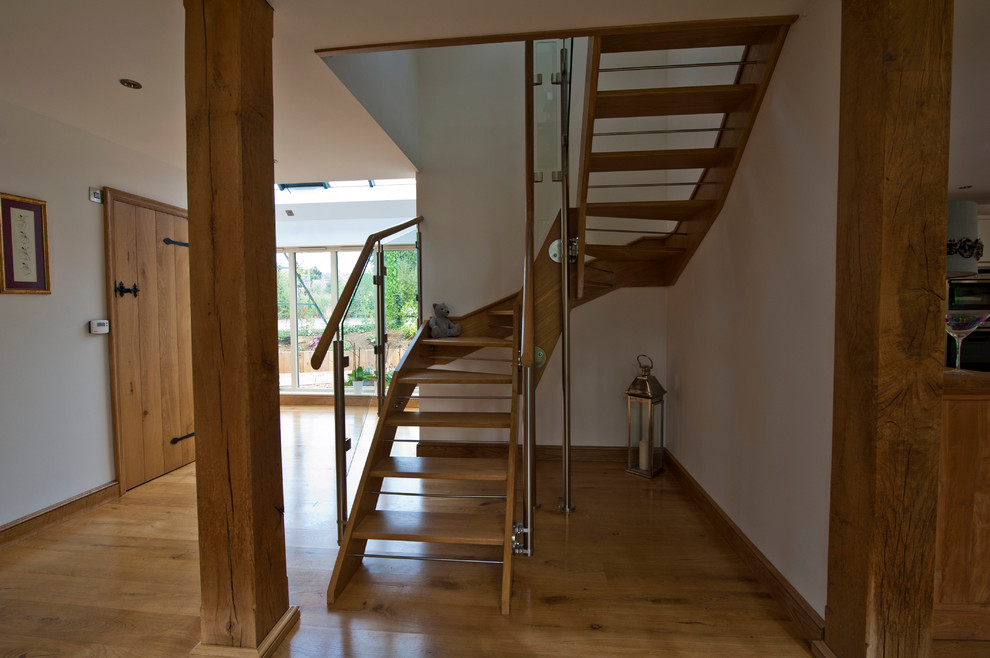 Cette image montre un petit escalier sans contremarche flottant minimaliste avec des marches en bois.