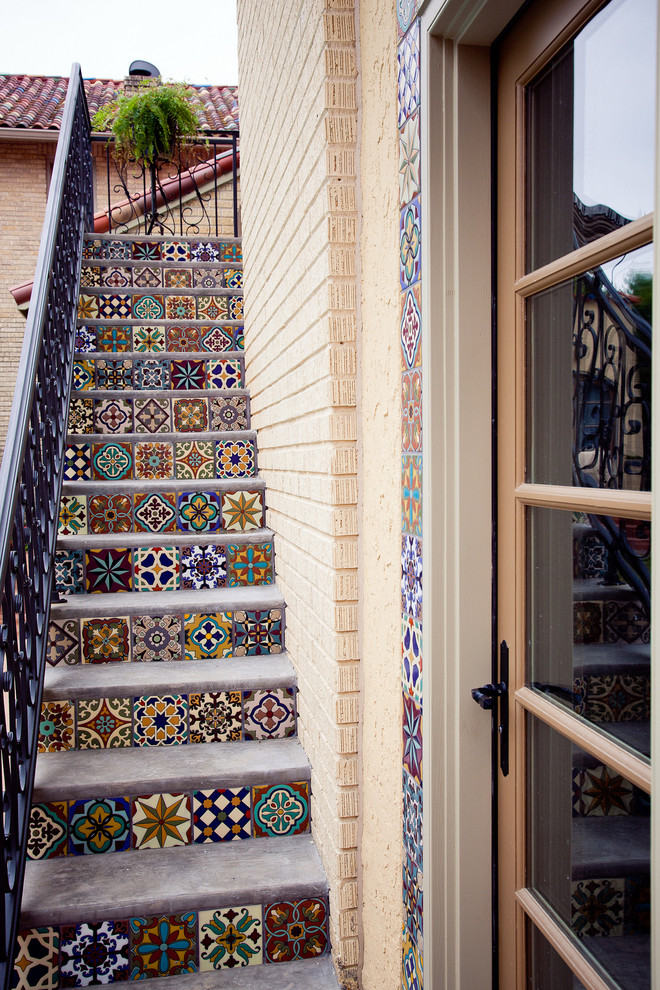 Идея дизайна: маленькая лестница в средиземноморском стиле с подступенками из плитки для на участке и в саду