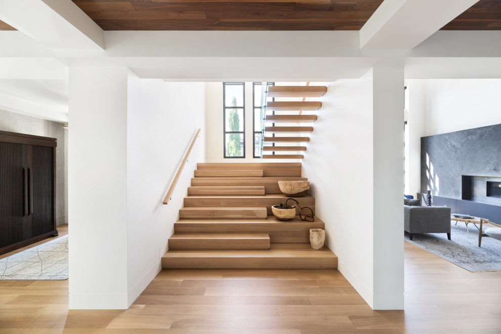 Cette image montre un escalier flottant design avec des marches en bois.